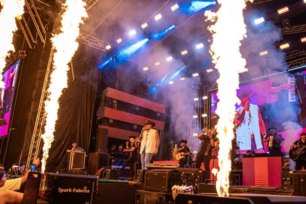 Columnas de llama a los lados de la tarima en el concierto de Jessi Uribe.