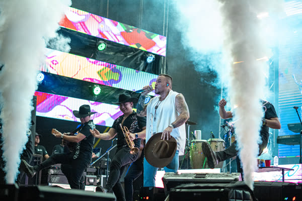 Chorros de CO₂ junto a Jessi Uribe y su banda en tarima.